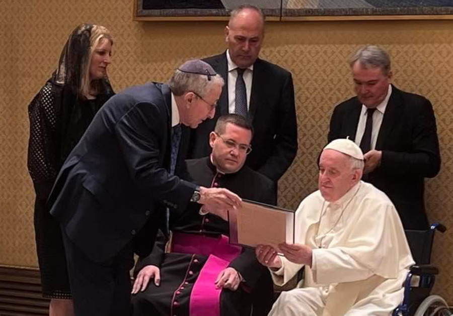 Simon Wiesenthal Center presents Pope Francis with Hitler’s 1919 anti-Semitic document, June 22, 2022 (Photo: Simon Wiesenthal Center/Twitter)