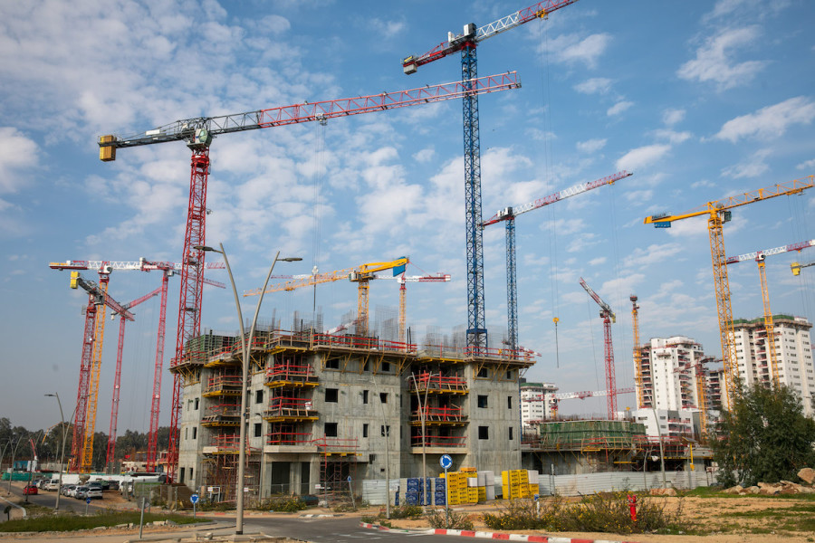 Illustrative view of a construction site in the central Israeli city of Be'er Ya'akov, Feb. 22, 2022. (Photo: Yossi Aloni/Flash90)