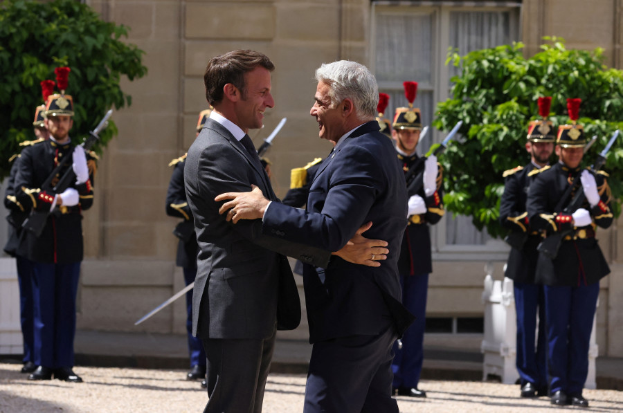 French President Emmanuel Macron welcomes Israeli Prime Minister Yair Lapid as he arrives for a meeting at the Elysee Palace in Paris, July 5, 2022. (Photo: REUTERS/Johanna Geron)
