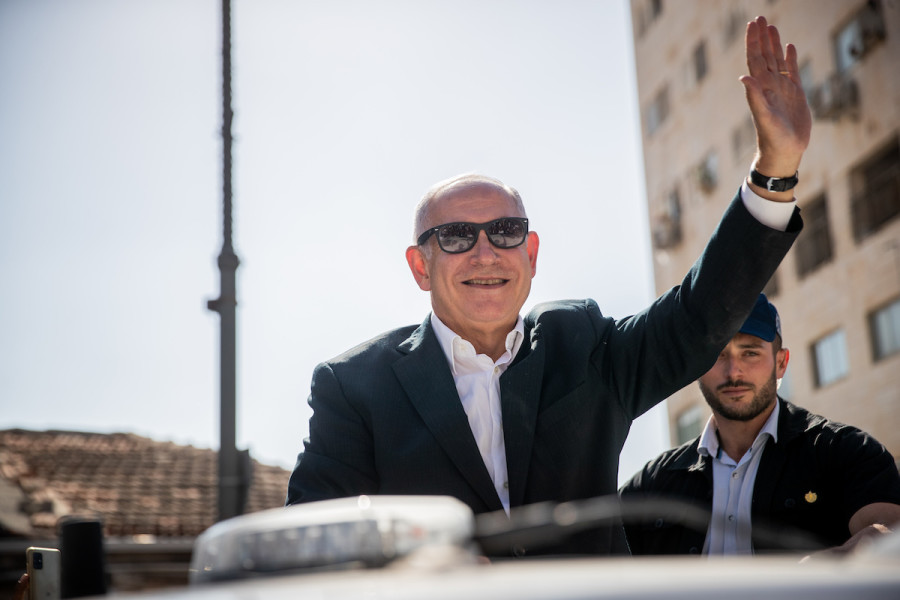Opposition leader Benjamin Netanyahu visits the Jerusalem Mahane Yehuda market, October 26, 2021. (Photo: Yonatan Sindel/Flash90)