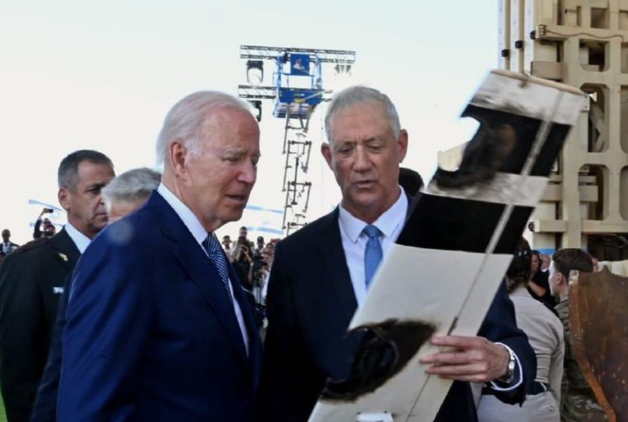 Israeli Defense Minister Benny Gantz shows U.S. President Joe Biden a UAV that was successfully intercepted in a test of the laser defense system, July 13, 2022. (Photo: Ariel Hermoni/MOD)