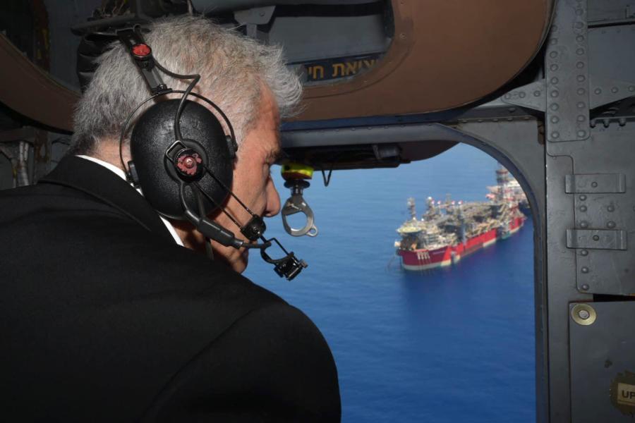 Israeli Prime Minister Yair Lapid flies over the Karish natural gas rig, July 19, 2022 (Photo: Amos Ben-Gershom/GPO)
