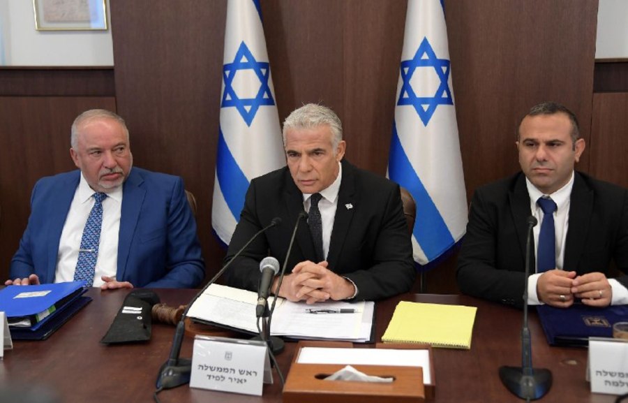 Israeli Prime Minister Yair Lapid led a weekly cabinet meeting, July 17, 2022 (Photo: Haim Zach/GPO)