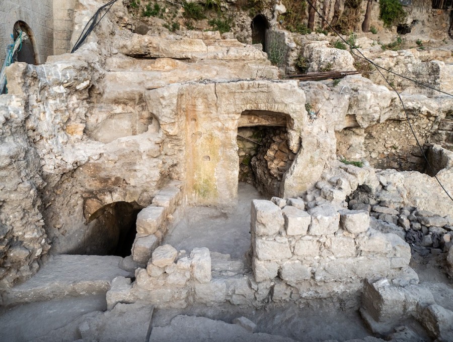 View of the ritual bath (left) and surrounding remains of Herodian-period structures (Photo: Assaf Peretz, Israel Antiquities Authority).