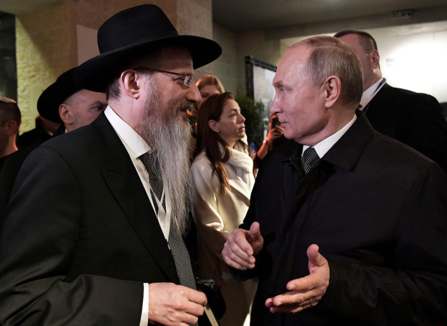 Russian President Vladimir Putin speaks with Chief Rabbi of Russia Berel Lazar during the World Holocaust Forum in Jerusalem, January 23, 2020. (Photo: Sputnik/Alexei Nikolskyi/Kremlin via REUTERS)