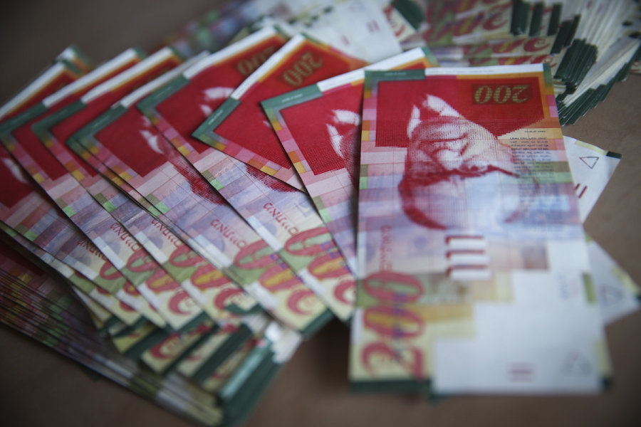 Illustrative - 200 NIS bills. (Photo: Nati Shohat/Flash90)