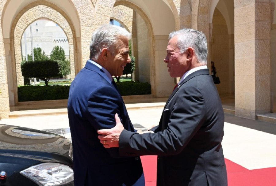Jordanian King Abdullah II welcomes Israeli Prime Minister Yair Lapid in Amman, July 27, 2022 (Photo: Haim Zach/GPO)