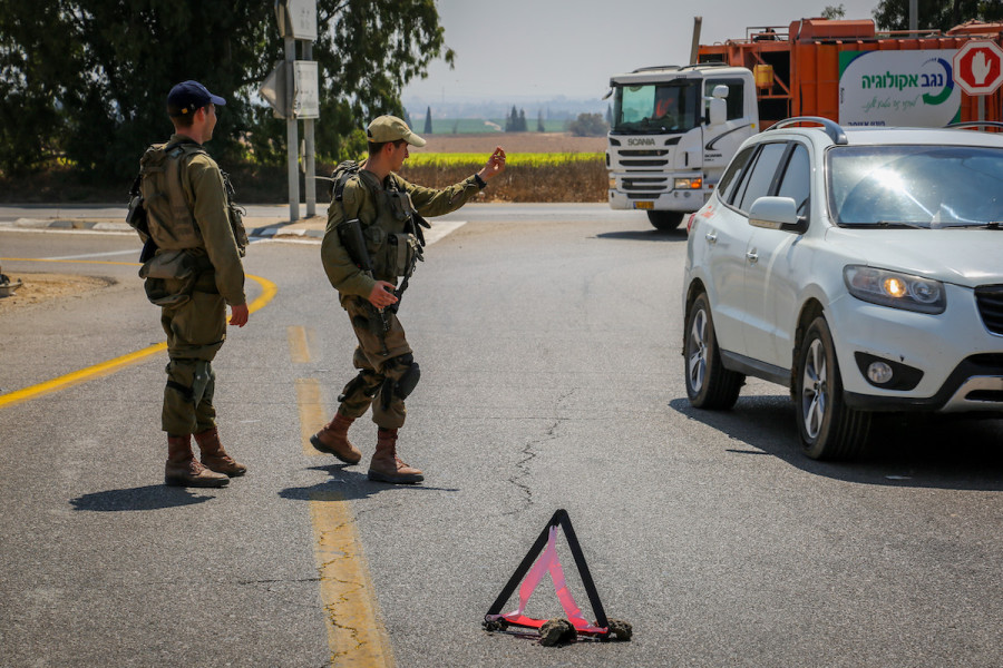 Israeli soldiers block roads near the border with the Gaza Strip, August 2, 2022. (Photo: Flash90)