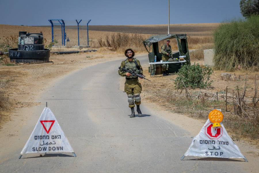 Israeli soldiers block roads near the border with the Gaza Strip, August 3, 2022. (Photo: Flash90