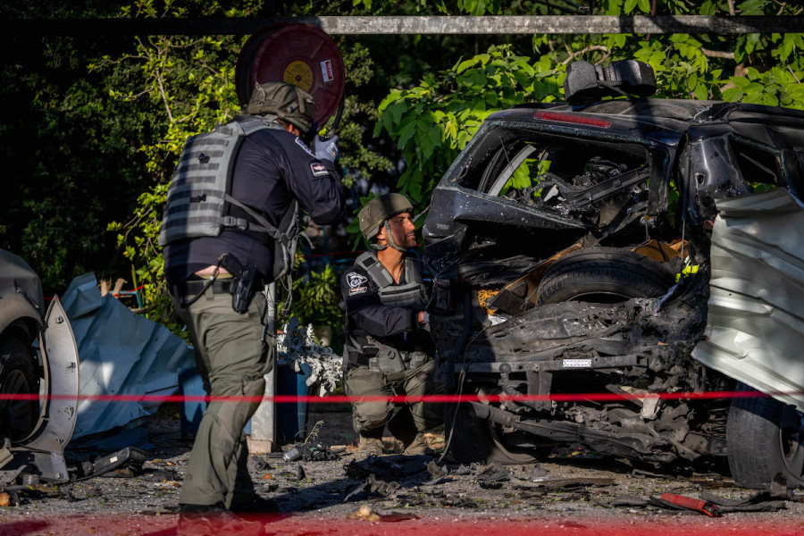 The damage caused to a house and the surrounding area due to a rocket fired from the Gaza Strip in a Moshav near the border with the Gaza Strip, August 7, 2022. (Photo: Yonatan Sindel/Flash90)