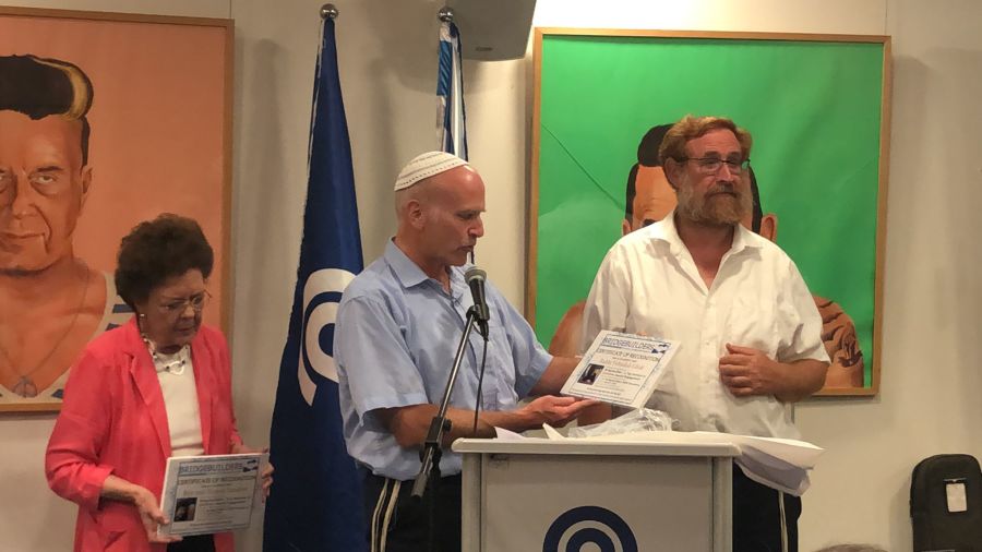 Gidon Ariel of Root Source (center) honored Sharon Sanders (left) and Yehudah Glick (right) as Bridge builders in Christian-Jewish relations, Aug. 9, 2022. (Photo: All Israel News)
