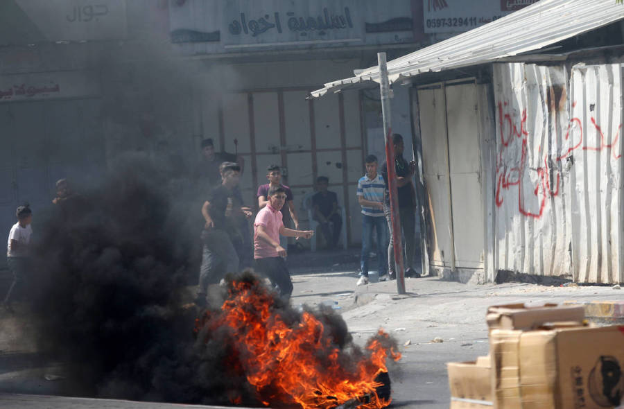 Palestinian protesters clash with Israeli security forces in Hebron following an Israeli military raid in Nablus, in which Al-Aqsa Martyrs' Brigades commander Ibrahim Nabulsi and two others were killed, August 9, 2022. (Photo: Mamoun W/Reuters)