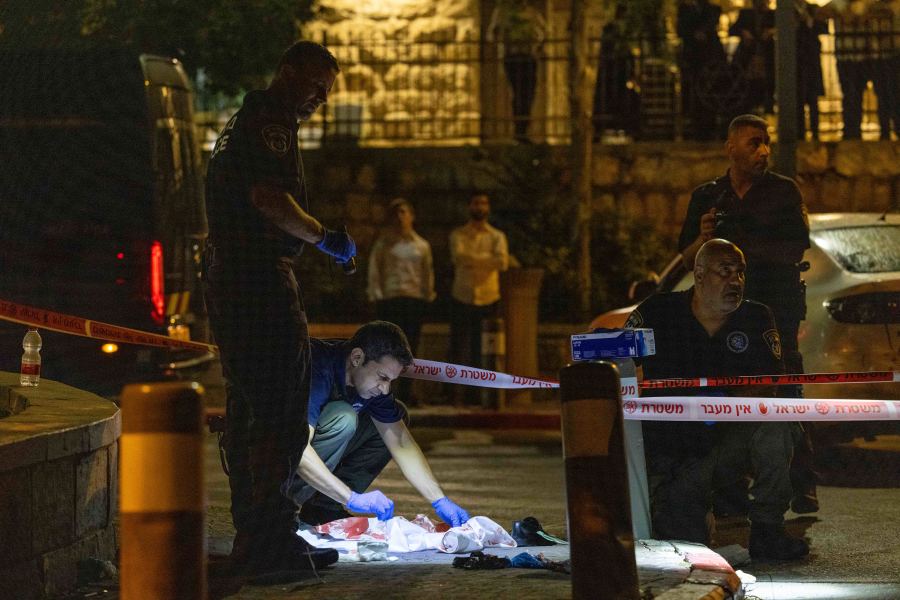 Israeli security forces investigate a shooting attack outside Jerusalem's Old City, Aug. 14,2022. (Photo: Yonatan Sindel/Flash90)