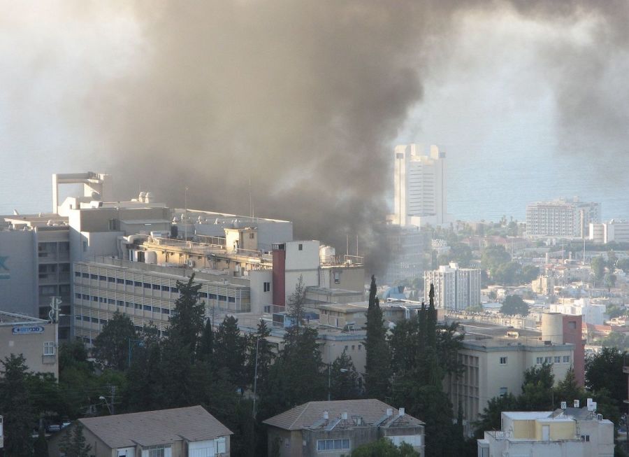 Smoke over Haifa after a rocket launched by Hezbollah hit the city near Bnei-Zion Hospital during the Second Lebanese War in 2006 (Photo: Tomer Gabel/Wikimedia Commons)