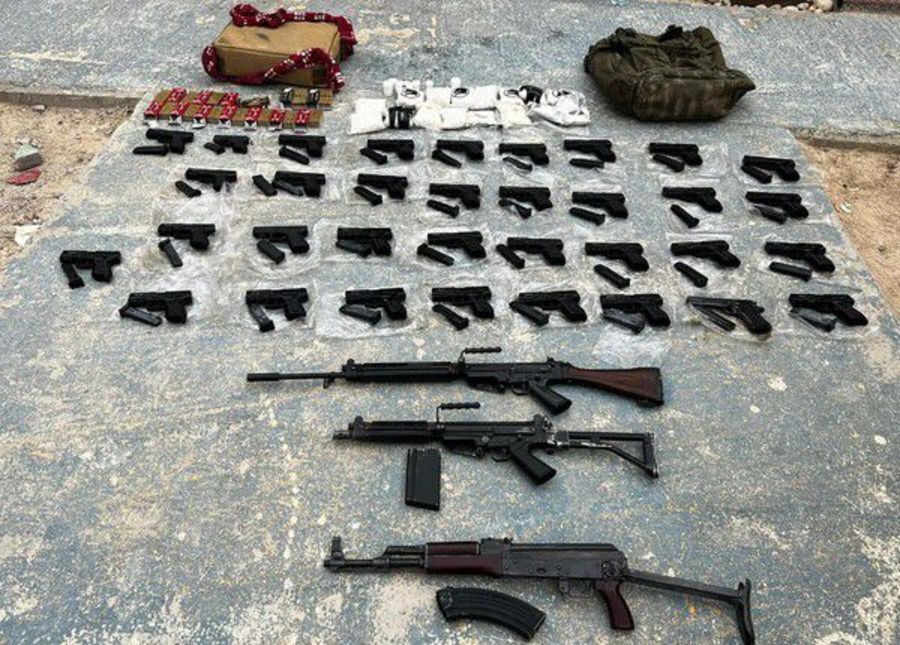 Confiscated guns from a smuggling attempt into Israel (Photo: IDF)