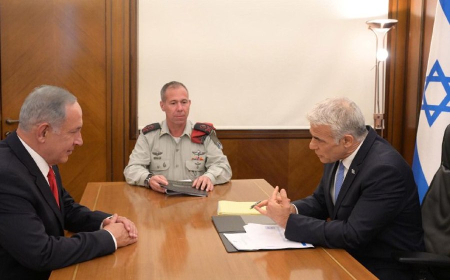 Prime Minister Yair Lapid meets with opposition leader Benjamin Netanyahu for a security briefing on the Iran nuclear deal, Aug. 29, 2022 (Photo: Amos Ben-Gershom/GPO)