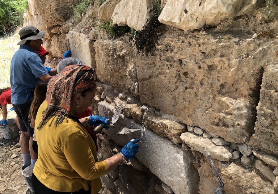 Tourists volunteering at an archaeology excavation in Israel (Photo: Israel Nature and Parks Authority)