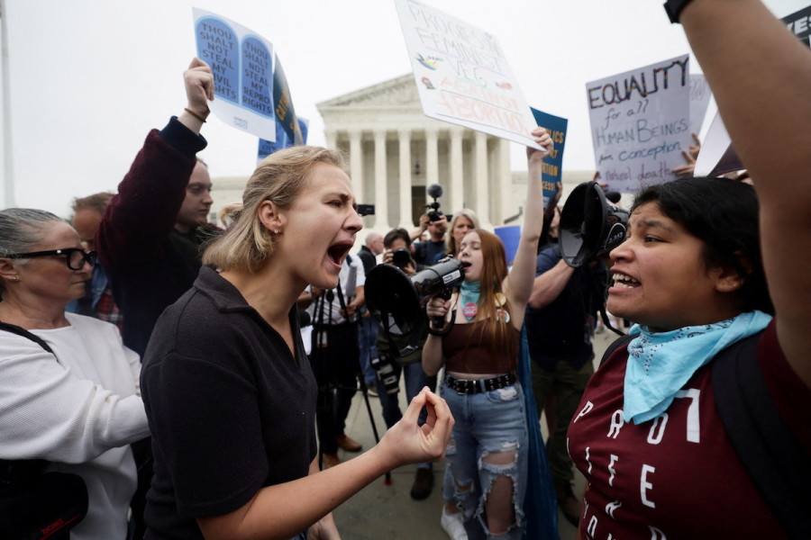 Pro-abortion and anti-abortion demonstrators protest outside the U.S. Supreme Court after the leak of a draft majority opinion written by Justice Samuel Alito preparing for a majority of the court to overturn the landmark Roe v. Wade abortion rights, in Washington, D.C., May 3, 2022. (Photo: REUTERS/Evelyn Hockstein)