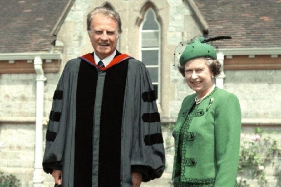 Evangelist Billy Graham with Her Majesty Queen Elizabeth II in 1989 (Photo credit: the BGEA
