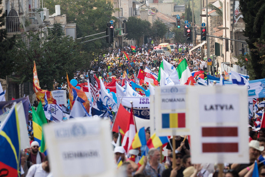 Thousands of Christians and Israelis march at a parade in center of Jerusalem during Sukkot, October 17, 2019. (Photo: Yonatan Sindel/Flash90)