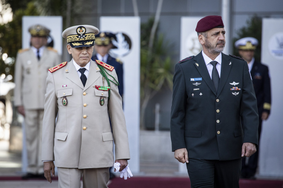 Israel’s chief of staff, Lt.-Gen. Aviv Kochavi (r) and Lt.-Gen. Belkhir el-Farouk, inspector general of the Royal Moroccan Armed Forces in Tel Aviv, Sept. 13, 2022 (Photo: Ilia Yefimovich/DPA)