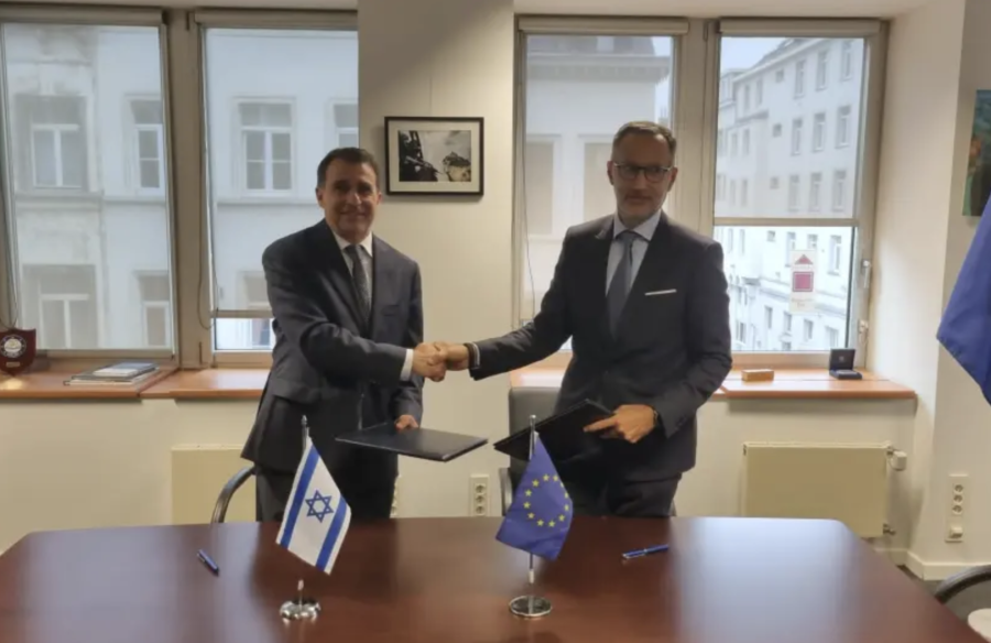 Israeli Ambassador to the E.U. Haim Regev and his European counterpart sign an intelligence-sharing agreement, Sept. 14, 2022
(Photo: Israel Police)