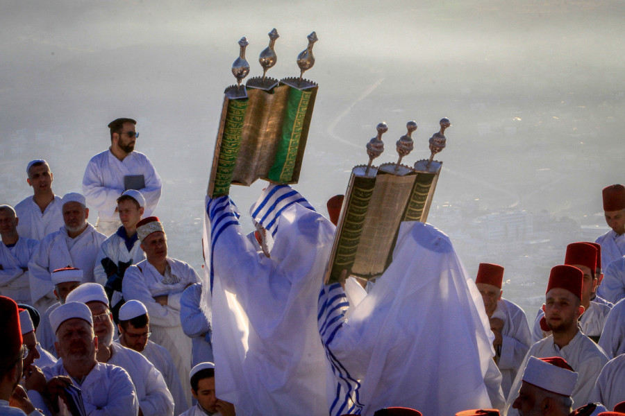 Samaritan worshipers gather at dawn on top of Mount Gerizim near Nablus, June 5, 2022, during celebrations of the holiday of Shavuot. (Photo: Nasser Ishtayeh/Flash90)