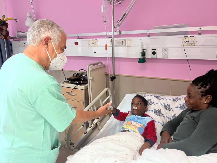 Prof. Oded Nahlieli caring for a patient in Equatorial Guinea (Photo: Courtesy of Galilee Medical Center)