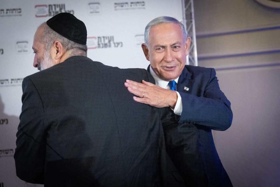 Head of the Likud party Benjamin Netanyahu with Shas head Aryeh Deri at a conference in Jerusalem, Sept. 12, 2022. (Photo: Yonatan Sindel/Flash90)