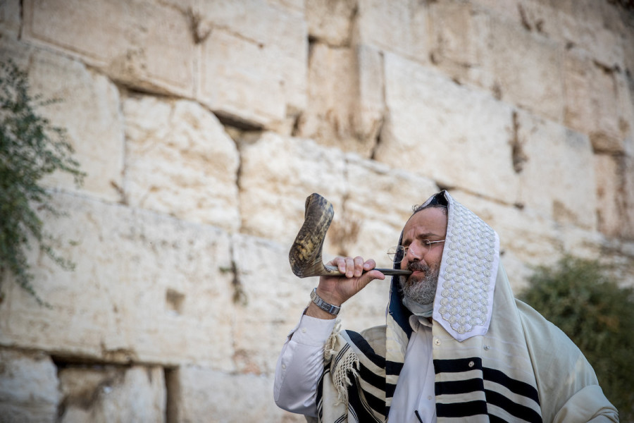 A Jewish man blows a shofar horn as Jews pray for forgiveness (selichot), at the Western Wall in Jerusalem's Old City, Sept. 13, 2020. (Photo: Yonatan Sindel/Flash90)