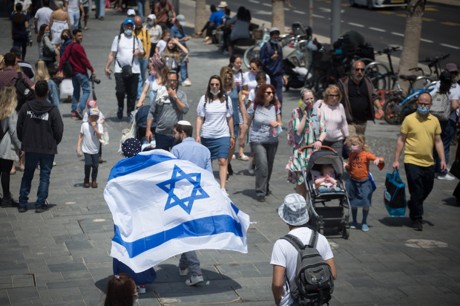 Thousands of Israelis walk on the beach boardwalk in Tel Aviv on Israel's 73rd Independence Day, April 15, 2021. (Photo: Miriam Alster/Flash90)