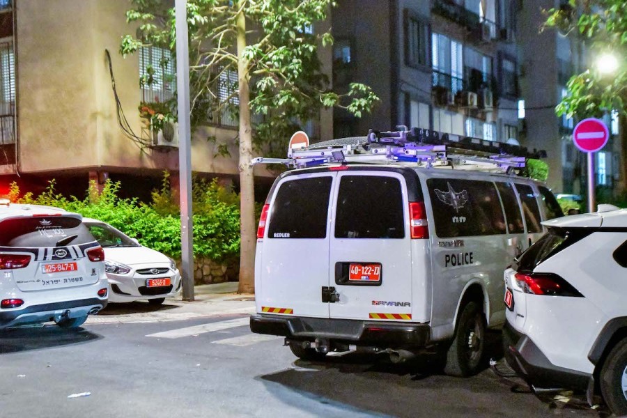 Police near the scene of a suspected murder of an 84-year-old woman in Holon, Sept. 20, 2022. (Photo: Avshalom Sassoni/Flash90)