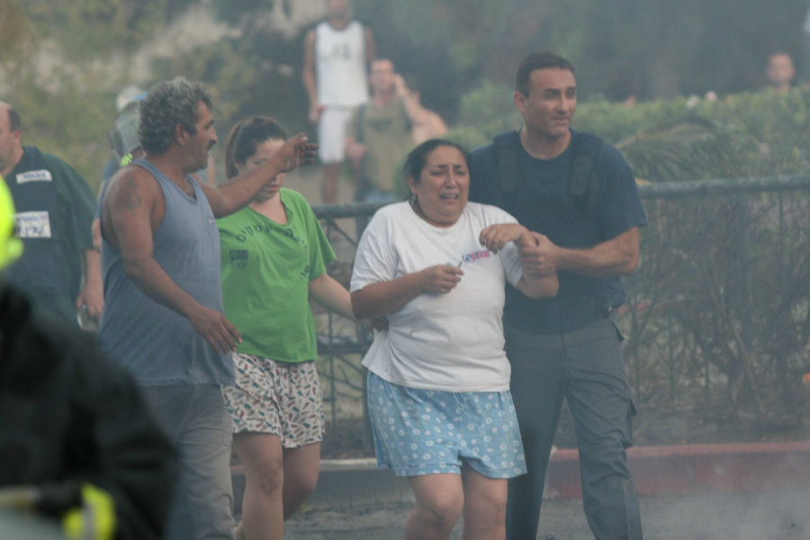 A wounded woman is helped by medics at the site of a Hezbollah rocket attack in the northern Israeli city of Haifa, Aug. 13, 2006. (Photo: Flash90)