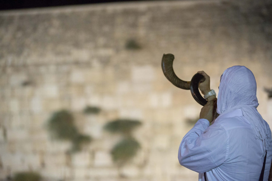 A Jewish man blows a shofar at the Western Wall in the Old City of Jerusalem on Sept. 16, 2017, prior to the upcoming Jewish holidays of Rosh Hashanah and Yom Kippur. (Photo: Yonatan Sindel/Flash90)