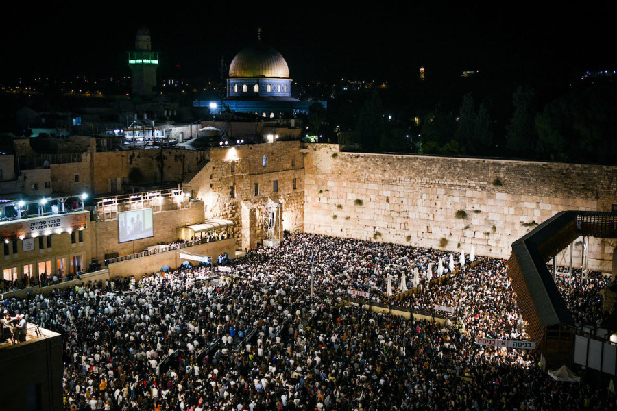 People praying for forgiveness (slichot), at the Western Wall in the Old City of Jerusalem, early on Sept. 25, 2022, on the eve of the Jewish holiday of Rosh Hashanah. (Photo: Arie Leib Abrams/Flash90)