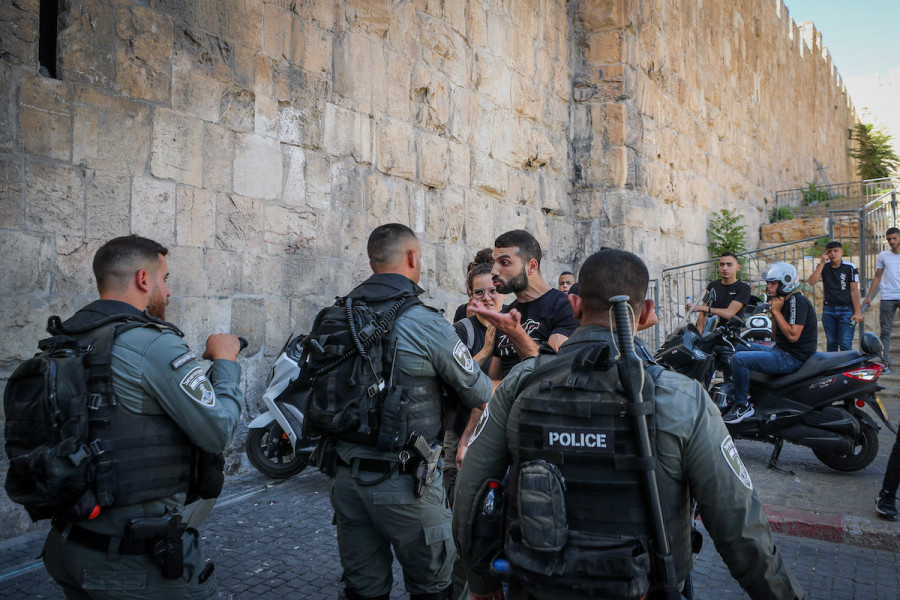 Arabs argue with Israeli border police officers at the Lions Gate in Jerusalem's Old City, Sept. 26, 2022. (Photo: Jamal Awad/Flash90)