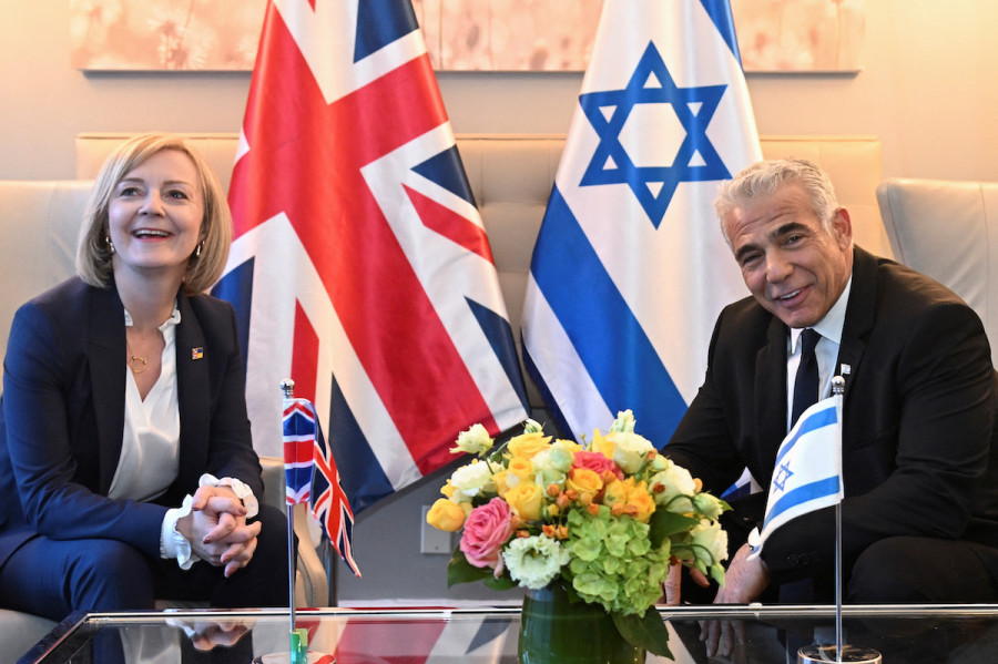 British Prime Minister Liz Truss and Israeli Prime Minister Yair Lapid meet on the sidelines of the 77th U.N. General Assembly, in New York, Sept. 21, 2022. (Photo: REUTERS/Toby Melville/Pool)