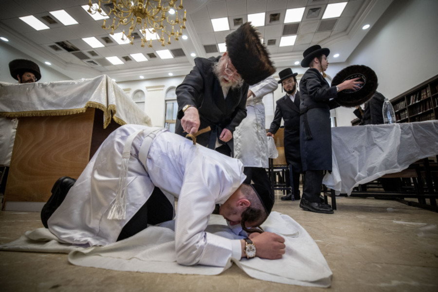 An ultra-Orthodox Jewish man whips another ultra-Orthodox Jewish man with a leather belt as a symbolic punishment for his sins during the traditional "Malkot" ceremony, a few hours before the start of Yom Kippur, in a synagogue in Mea Shearim, Jerusalem, Oct. 4, 2022. (Photo: Yonatan Sindel/Flash90)