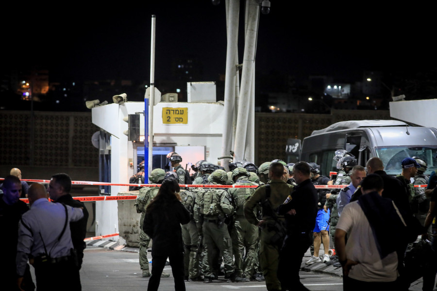 Israeli security forces at the scene of a shooting attack at a checkpoint outside the Shuafat refugee camp in Jerusalem, Oct. 8, 2022. (Photo: Jamal Awad/Flash90)