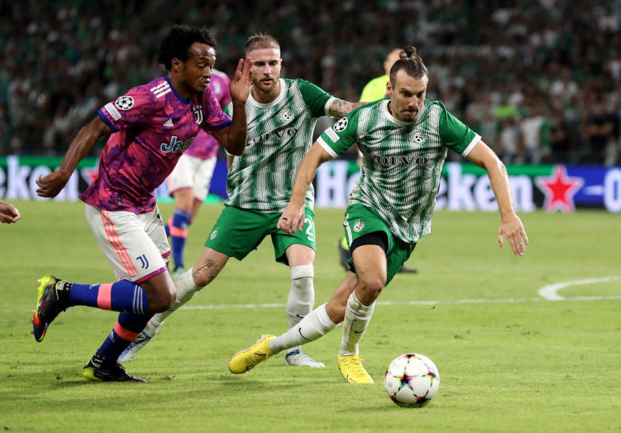 Juventus' Juan Cuadrado in action with Maccabi Haifa's Sean Goldberg during a Champions League match at Sammy Ofer Stadium in Haifa, Oct. 11, 2022 (Photo: REUTERS/Ronen Zvulun)
