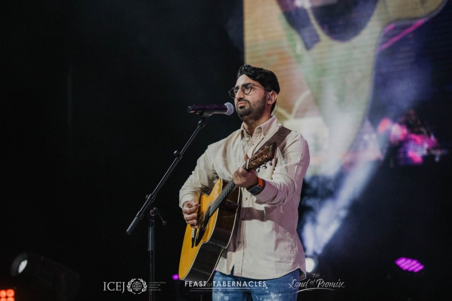 Peyman Mojtahedi leading worship at the ICEJ Feast of Tabernacles in Jerusalem (Ohoto courtesy ICEJ)