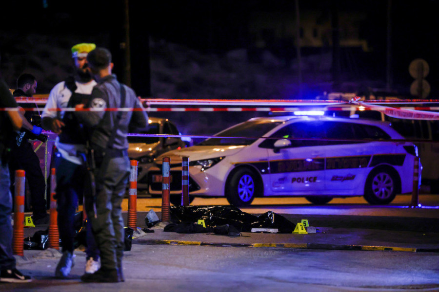 Police and rescue personnel at the scene of a terror attack at the entrance to Ma’aleh Adumim, outside of Jerusalem, Oct. 19, 2022. (Photo: Olivier Fitoussi/Flash90)
