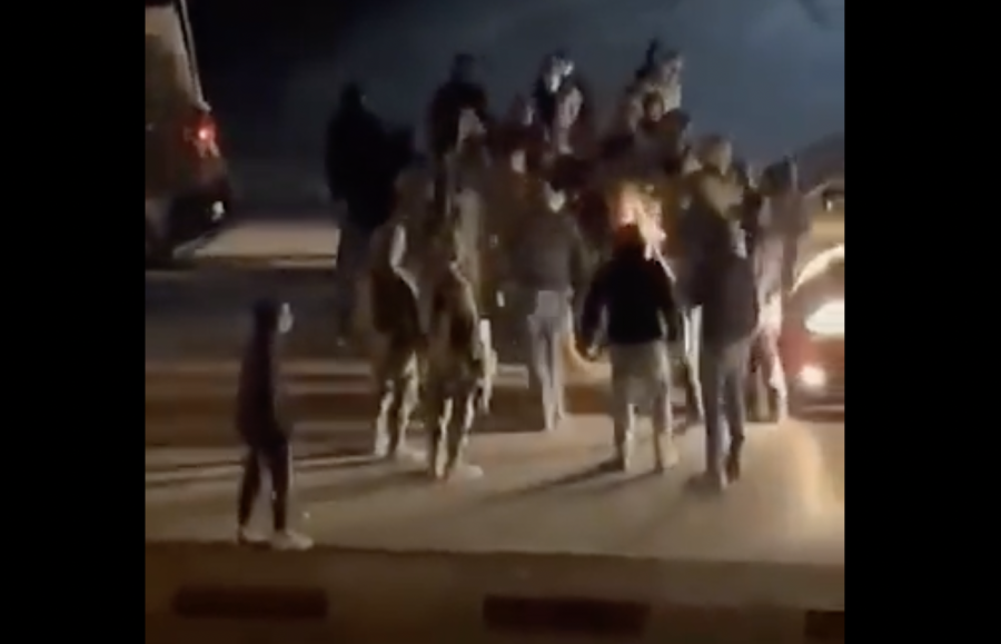 Israeli settlers clash with IDF soldiers near Nablus, Oct. 19, 2022 (Photo: Screenshot)