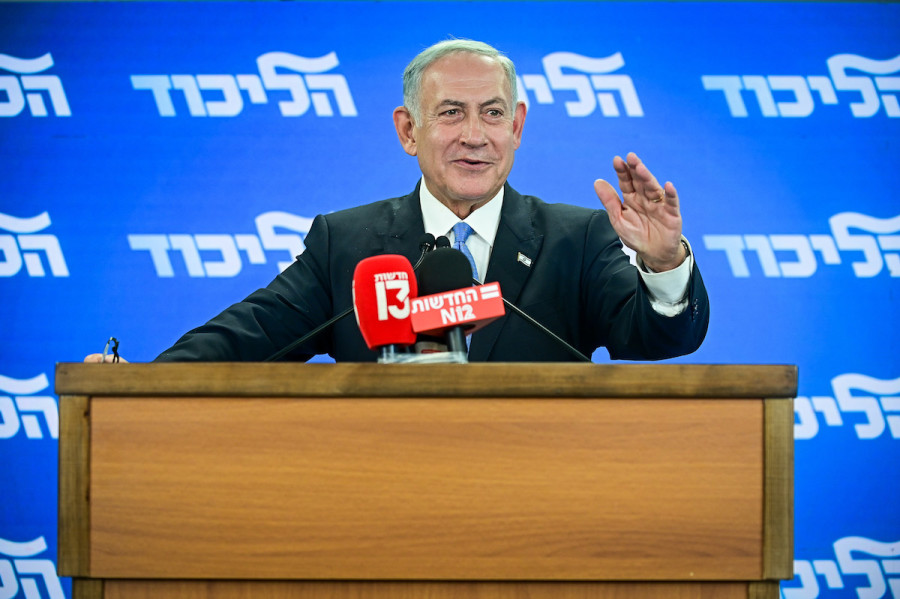 Opposition leader and head of the Likud party Benjamin Netanyahu speaks to the media in Tel Aviv, Oct. 3, 2022. (Photo: Avshalom Sassoni/Flash90)