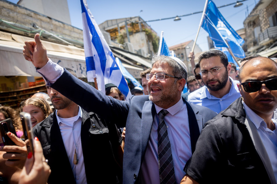 Itamar Ben Gvir, leader of Otzma Yehudit party, tours at the Mahane Yehuda market in Jerusalem, July 22, 2022. (Photo: Yonatan Sindel/Flash90)
