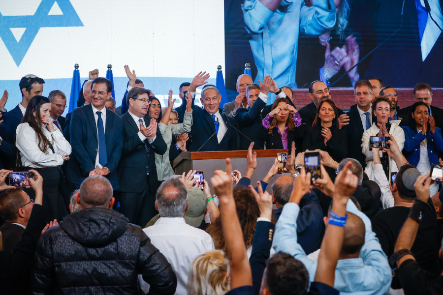 Head of the Likud party Benjamin Netanyahu and party members on the night of the Israeli elections, at the party headquarters in Jerusalem, Nov. 2, 2022. (Photo: Olivier Fitoussi/Flash90)