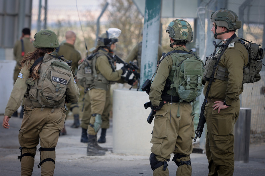 Soldiers at the scene where an IDF soldier was injured in a car-ramming attack near the Maccabim Checkpoint, central Israel, Nov. 2, 2022. (Photo: Flash90)