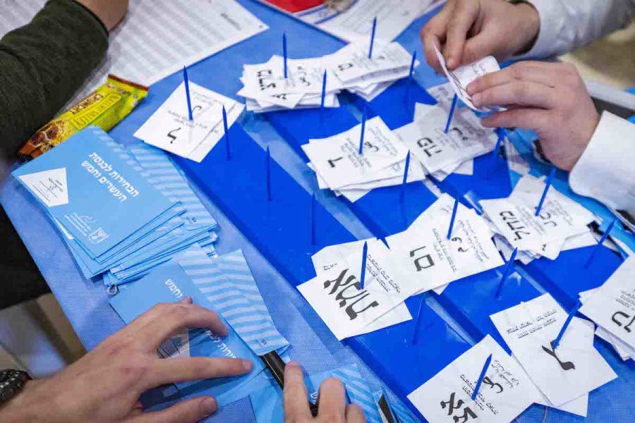 Central Election Committee workers count ballots at the Israeli parliament in Jerusalem, after the general elections on Nov. 3, 2022. (Photo: Olivier Fitoussi/Flash90)