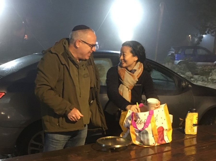 Jonathan Feldstein of Genesis 123 (L) and Shirley Burdick of Ten Gentiles (R) serve hot, homemade kosher soup to Israeli soldiers in the Judean mountains.