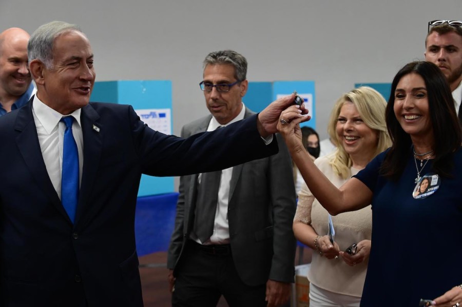 Likud party Chairman Benjamin Netanyahu and Miri Regev cast votes in the Likud primaries, at a polling station in Tel Aviv, August 10, 2022. (Photo: Tomer Neuberg/Flash90)